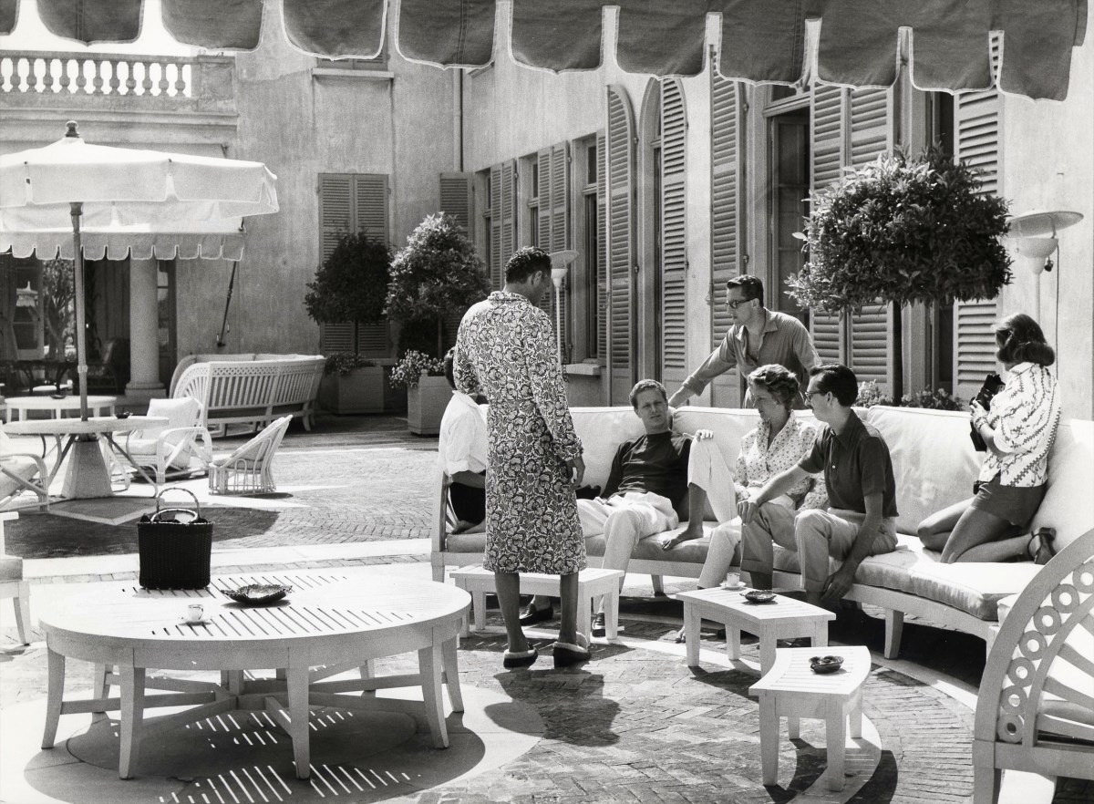 Gianni Agnelli, Carlo Caracciolo, Marella Agnelli and Carlo de Robilan. July 1957. - Galerie XII